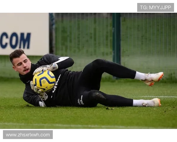 足球明星亲自示范卷腹训练技巧助你提升核心力量和球场表现 足球明星亲自示范卷腹训练技巧助你提升核心力量和球场表现
