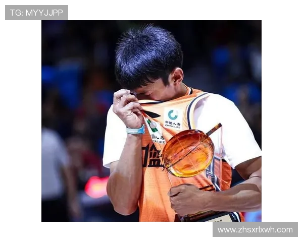 足球明星拍卖个人奖杯筹集善款助力公益事业 足球明星拍卖个人奖杯筹集善款助力公益事业